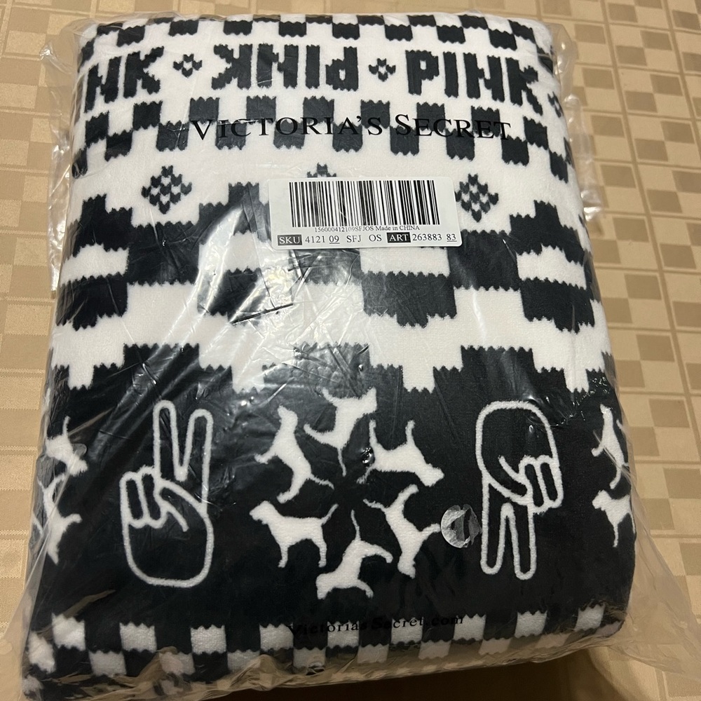 PINK By VS Sherpa Throw Blanket Black White Peace Dogs Logo 50” X‎ 60” NEW